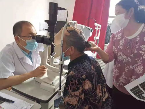 蘭大一院眼科專家黎小軍來隴西縣二院坐診手術