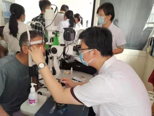 蘭大一院眼科專家黎小軍來隴西縣二院坐診手術(shù)